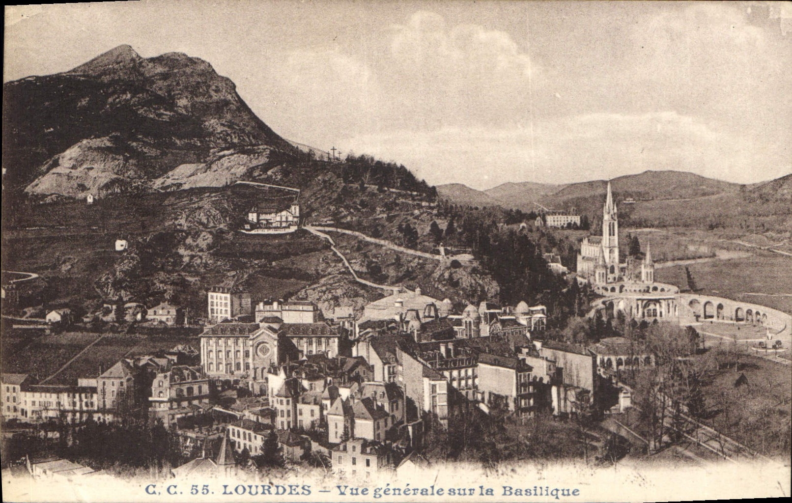 CPA Lourdes Vue generale sur la Basilique 