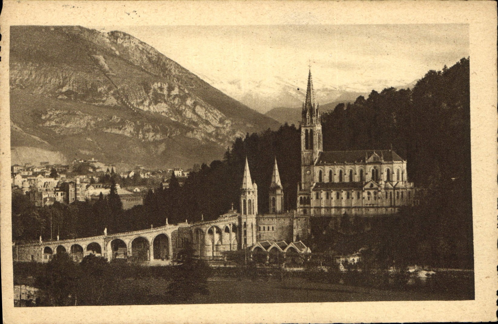 CPA Lourdes La Basilique et le Pic du Jer