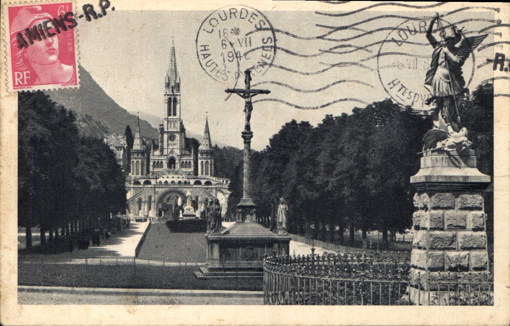 CPA Lourdes La Basilique et l'Esplanade 