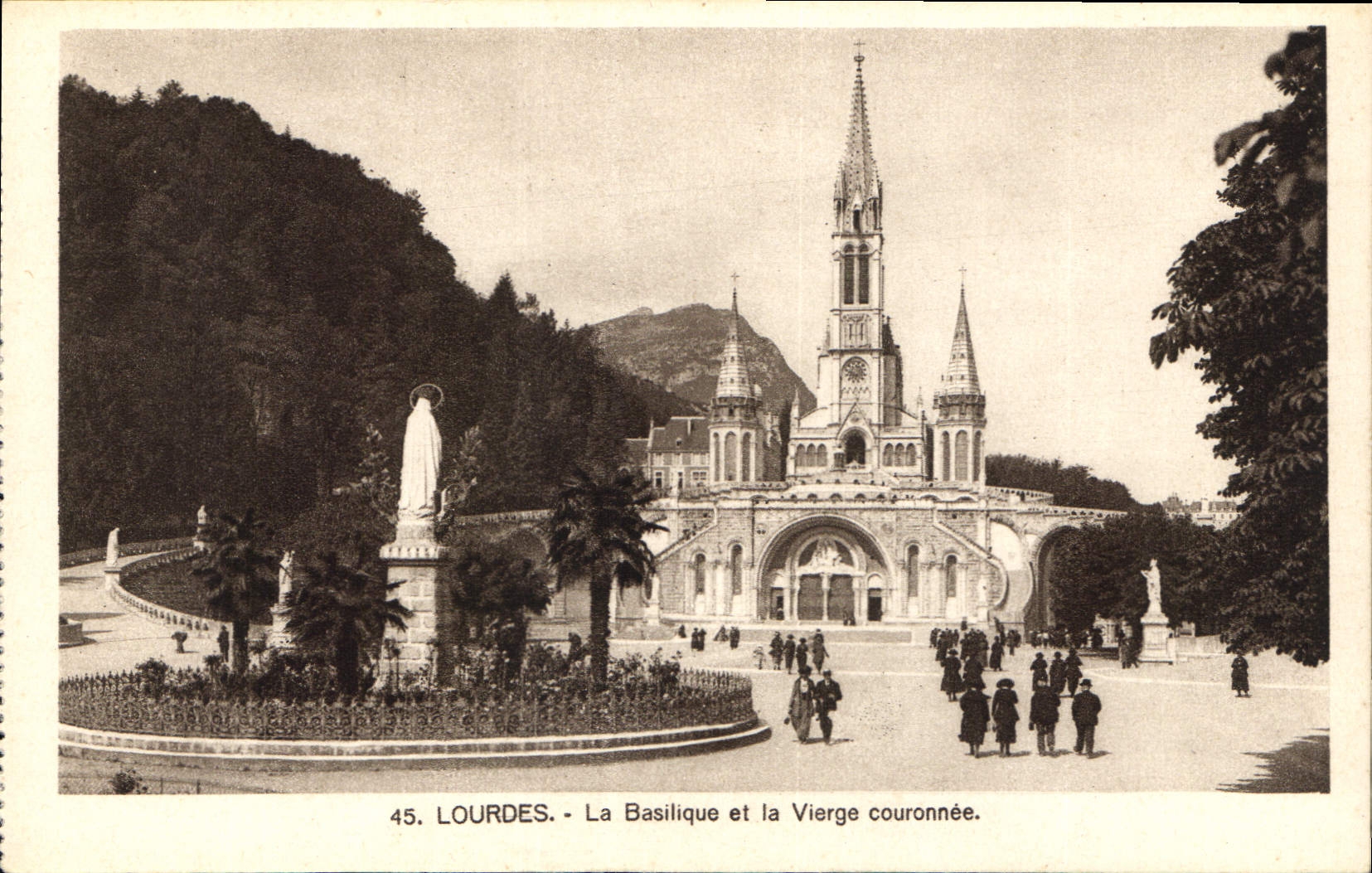 CPA Lourdes La Basilique et la Vierge couronnee 