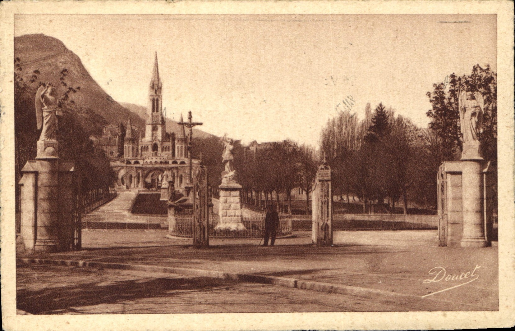 CPA Lourdes Entree de l'Esplanade et la Basilique 