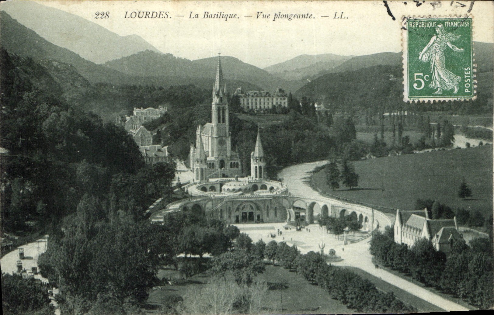CPA Lourdes La Basilique Vue plongeante 