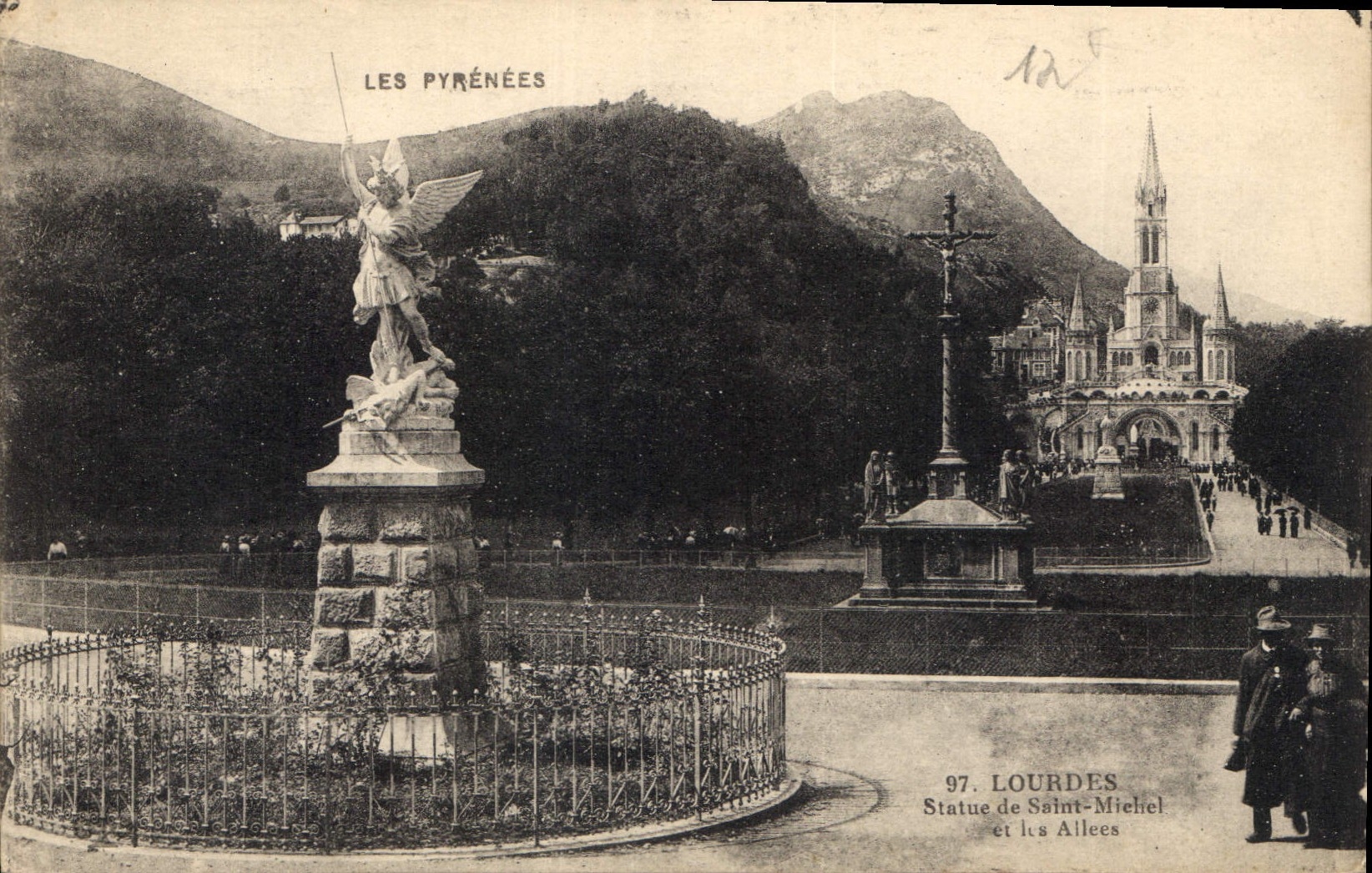 CPA Lourdes Statue de Saint Michel et les Allees 