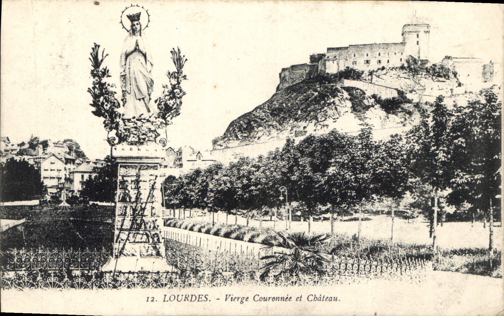 CPA Lourdes Vierge Couronnee et Chateau