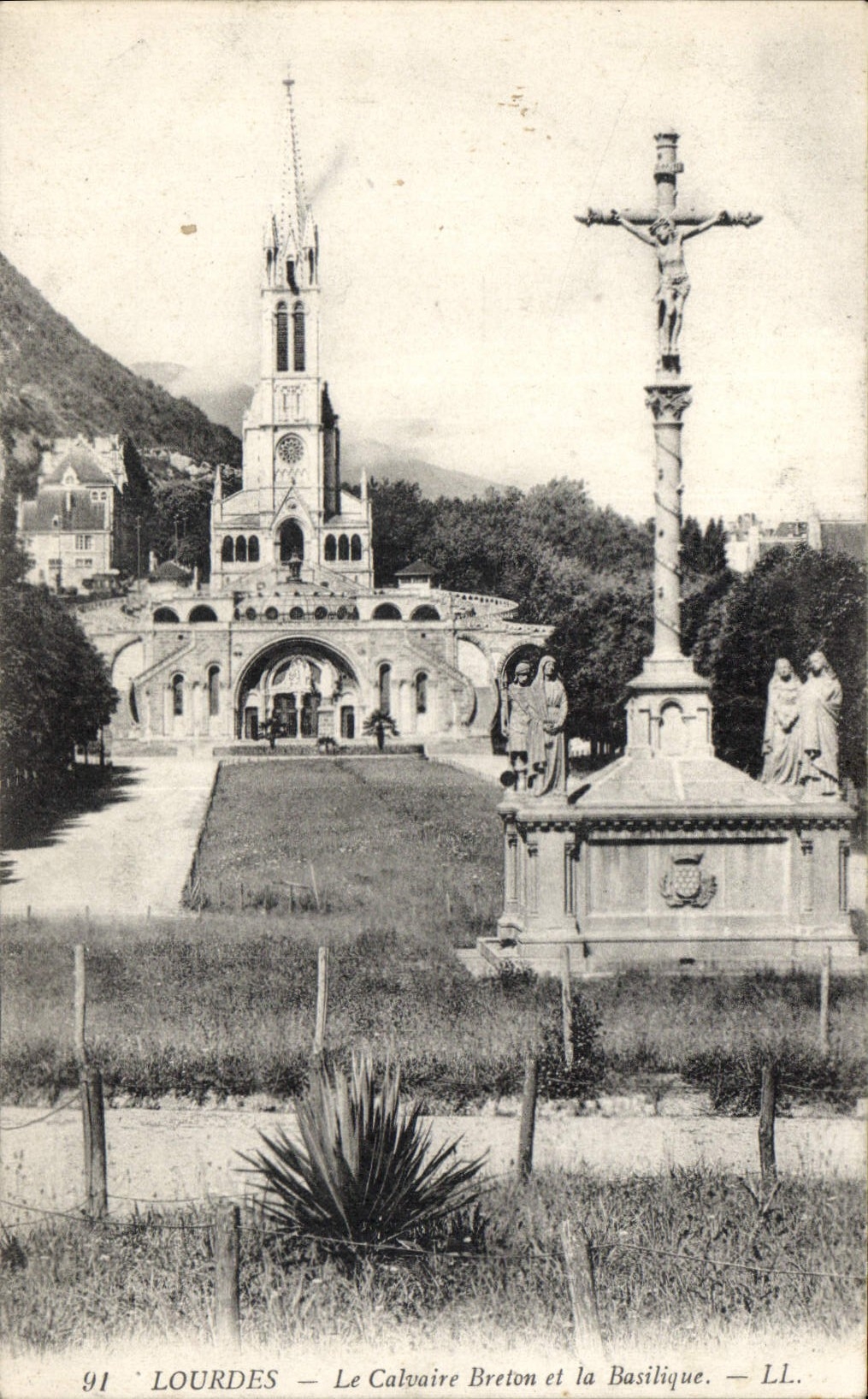 CPA Lourdes Le Calvaire Breton et la Basilique
