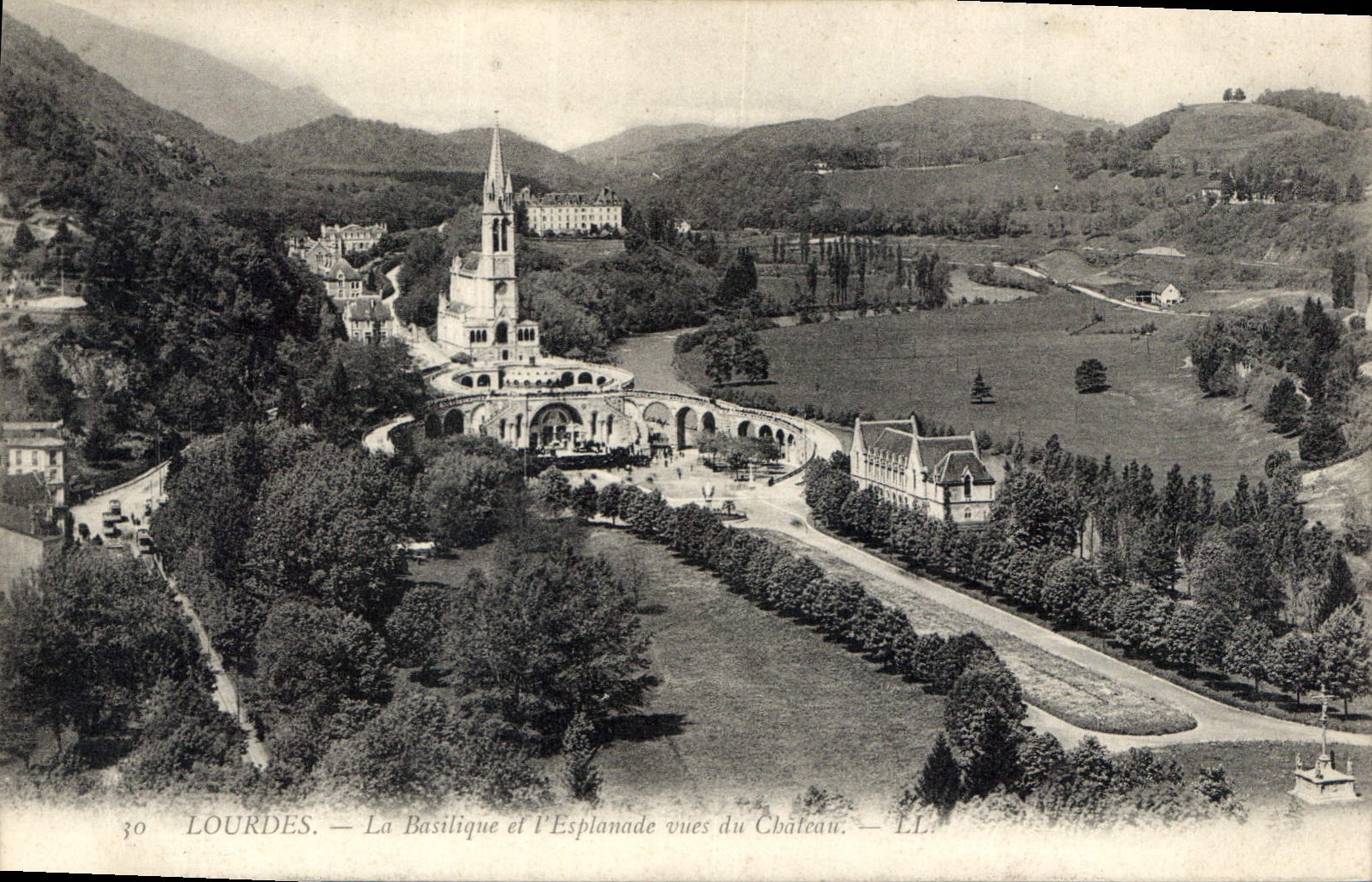 CPA Lourdes La Basilique et l'Esplanade vues du Chateau 