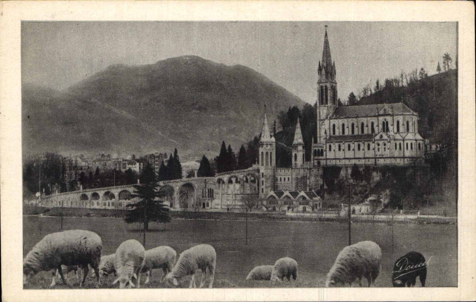 CPA Lourdes La Basilique et le Pic du Jer 