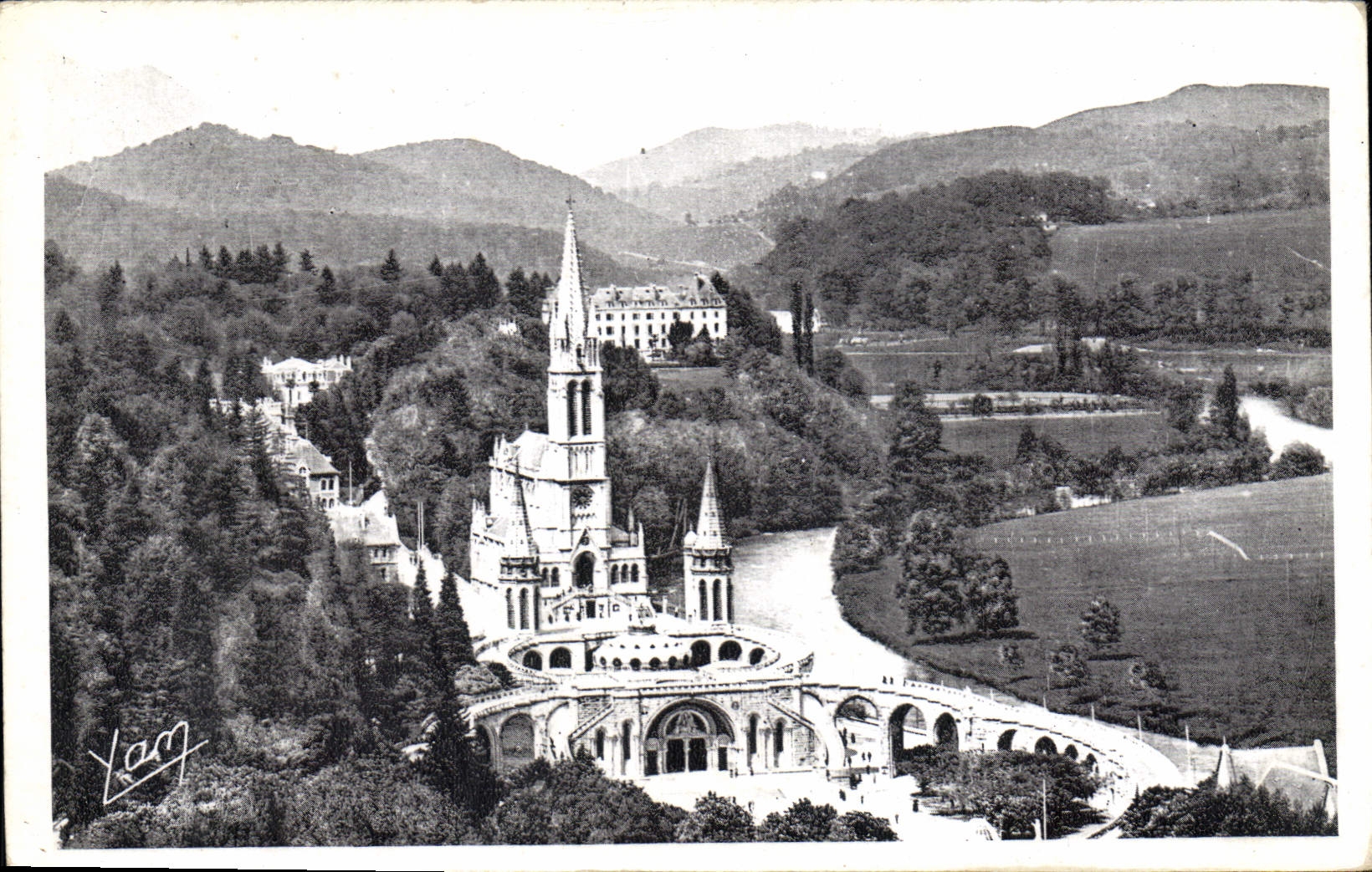 CPA Lourdes La Basilique Vue du Chateau Fort 