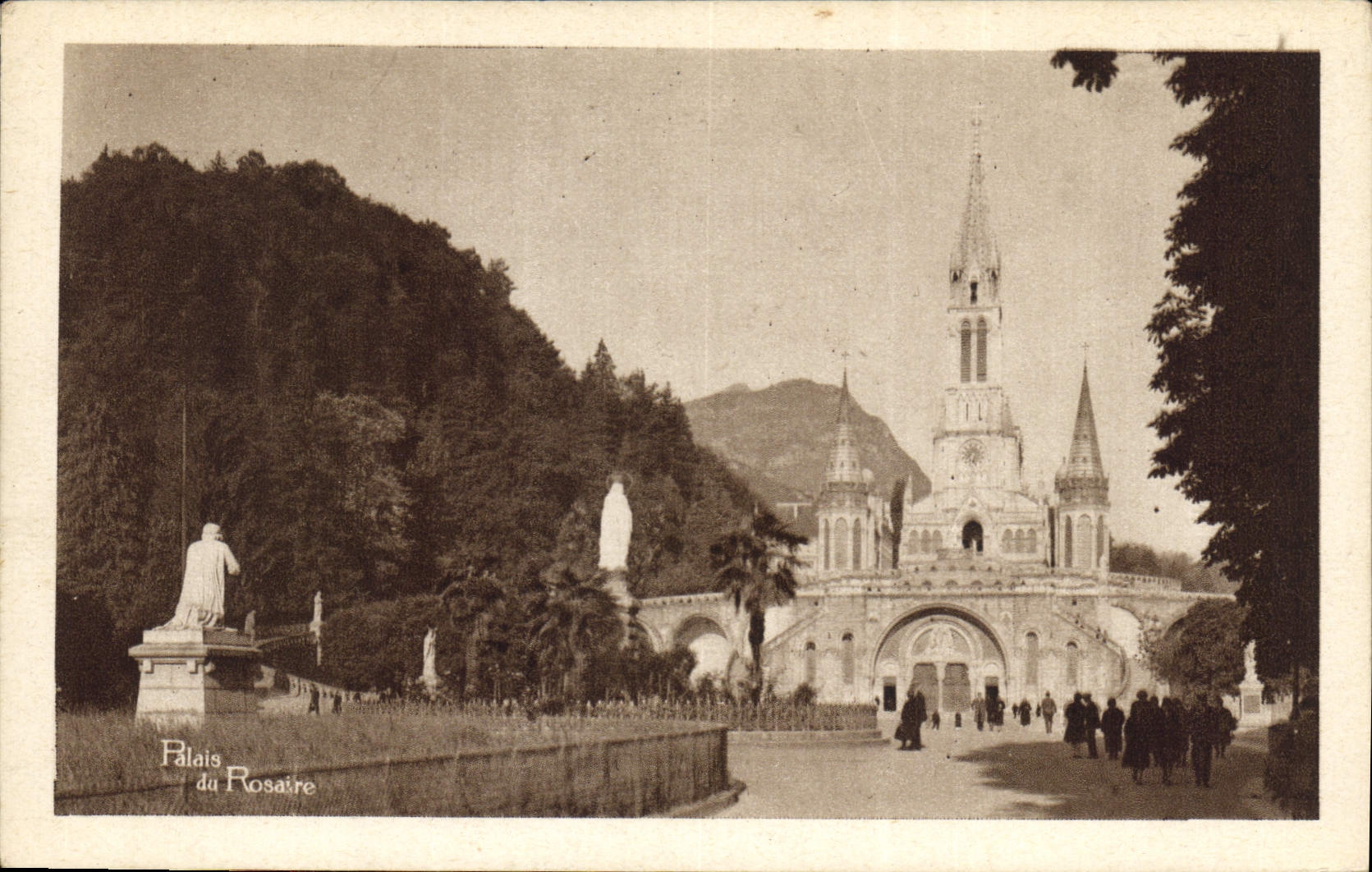 CPA Lourdes Esplanade et Basilique 