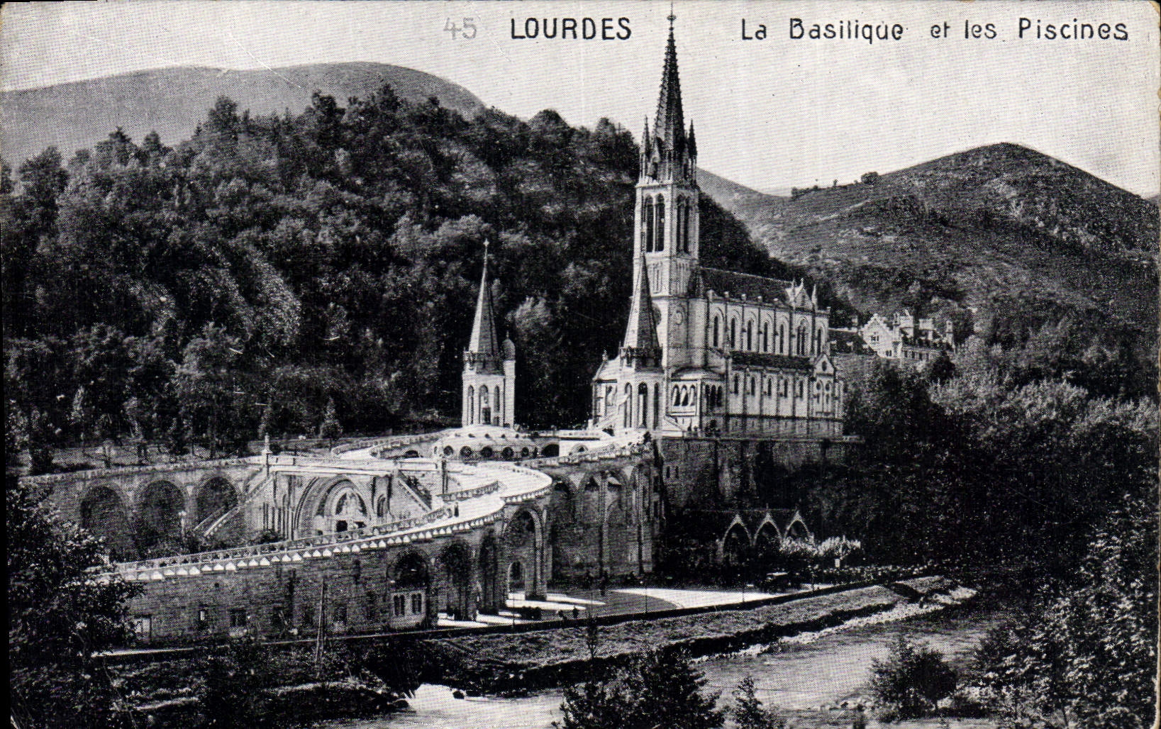 CPA Lourdes La Basilique et les Piscines 