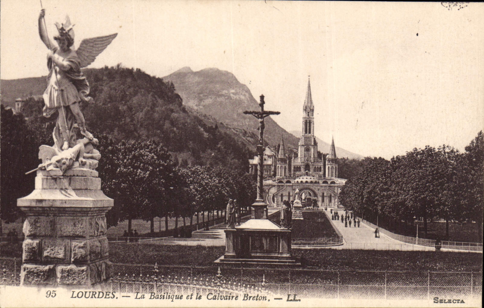 CPA Lourdes La Basilique et le Calvaire Breton