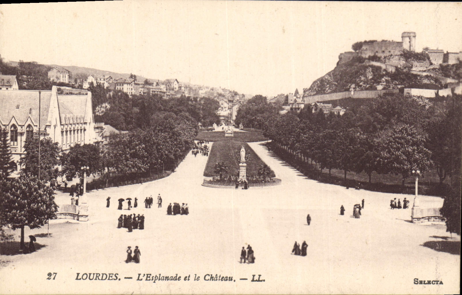 CPA Lourdes L'Esplanade et le Chateau 