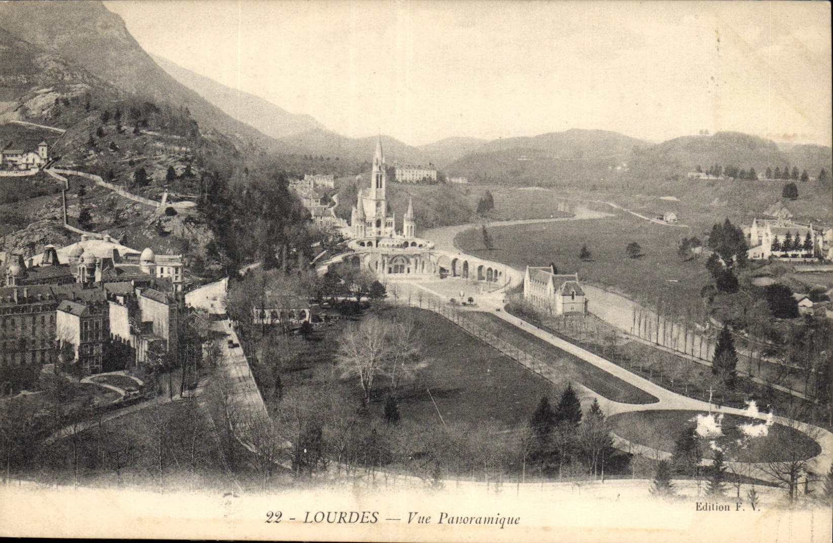 CPA Lourdes vue panoramique 