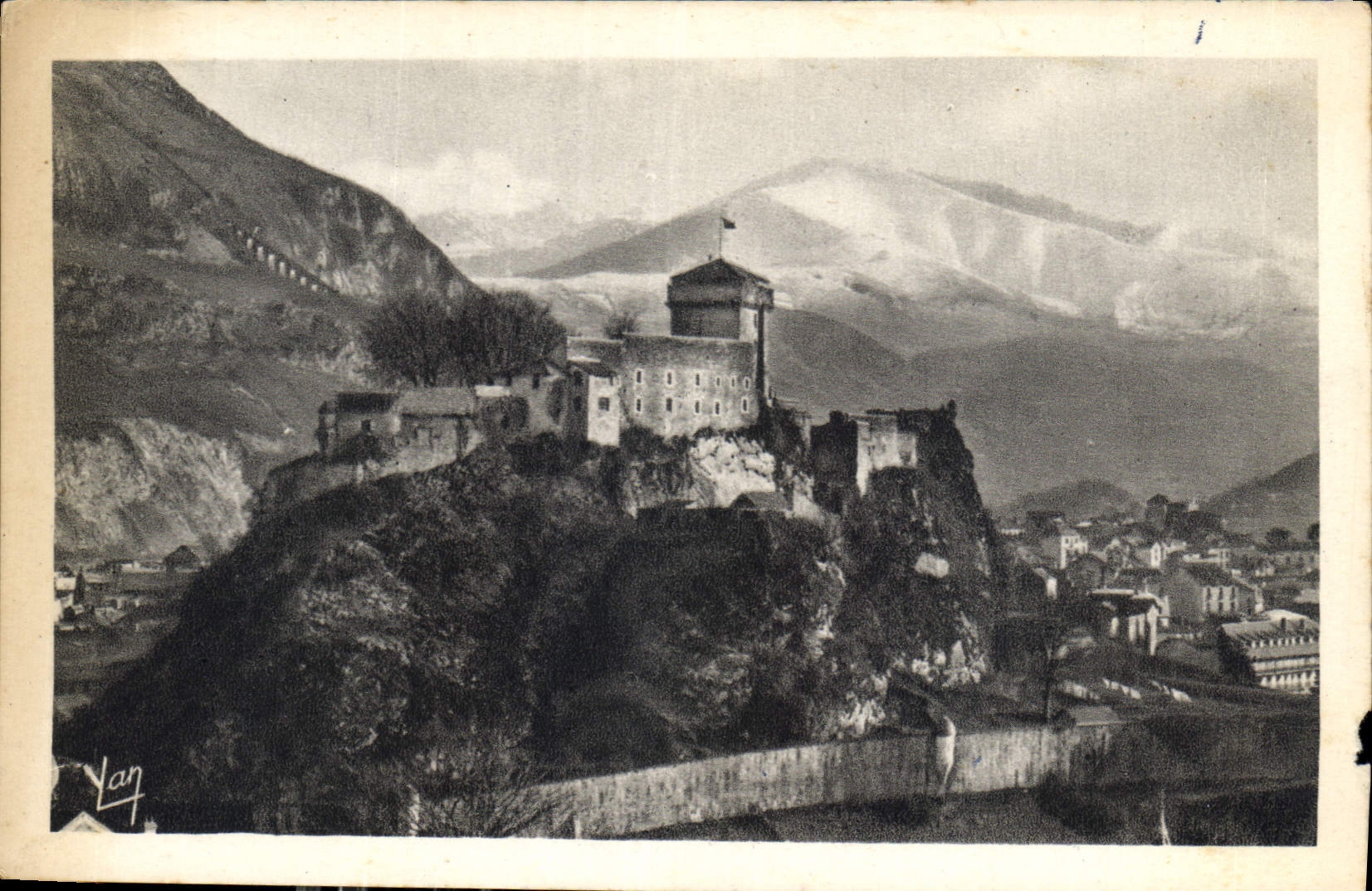 CPA Lourdes le Chateau fort et le Montagnes