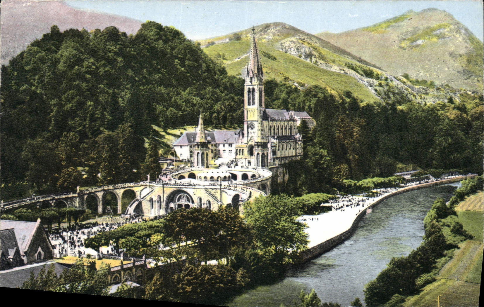 CPA Lourdes Htes Pyr La Basilique et le Gave 