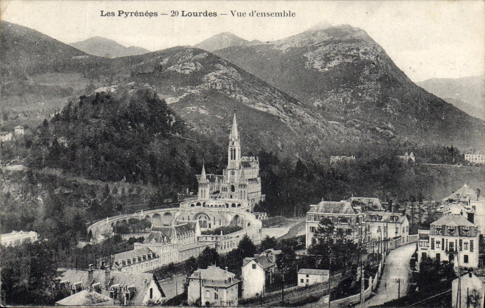 CPA Les Pyrenees Lourdes vue d'ensemble 