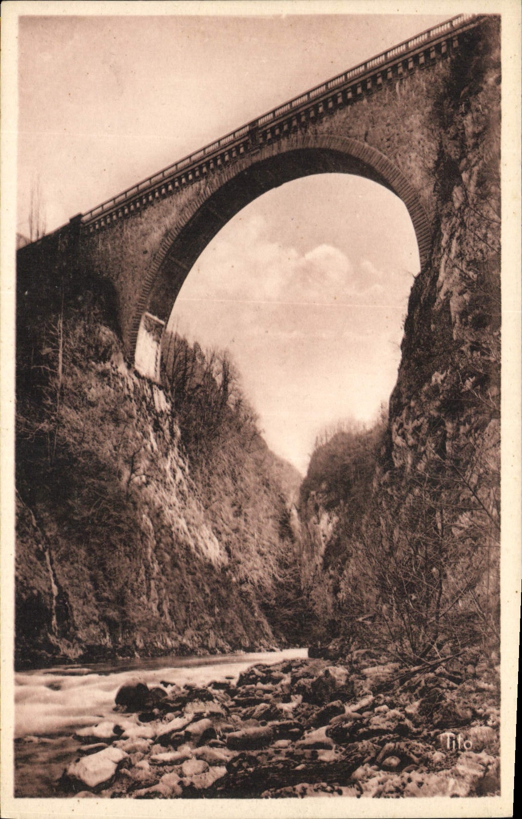 CPA Les Beaux Paysage de France les Pyrenees Saint Sauveur le Pont Napoleon 