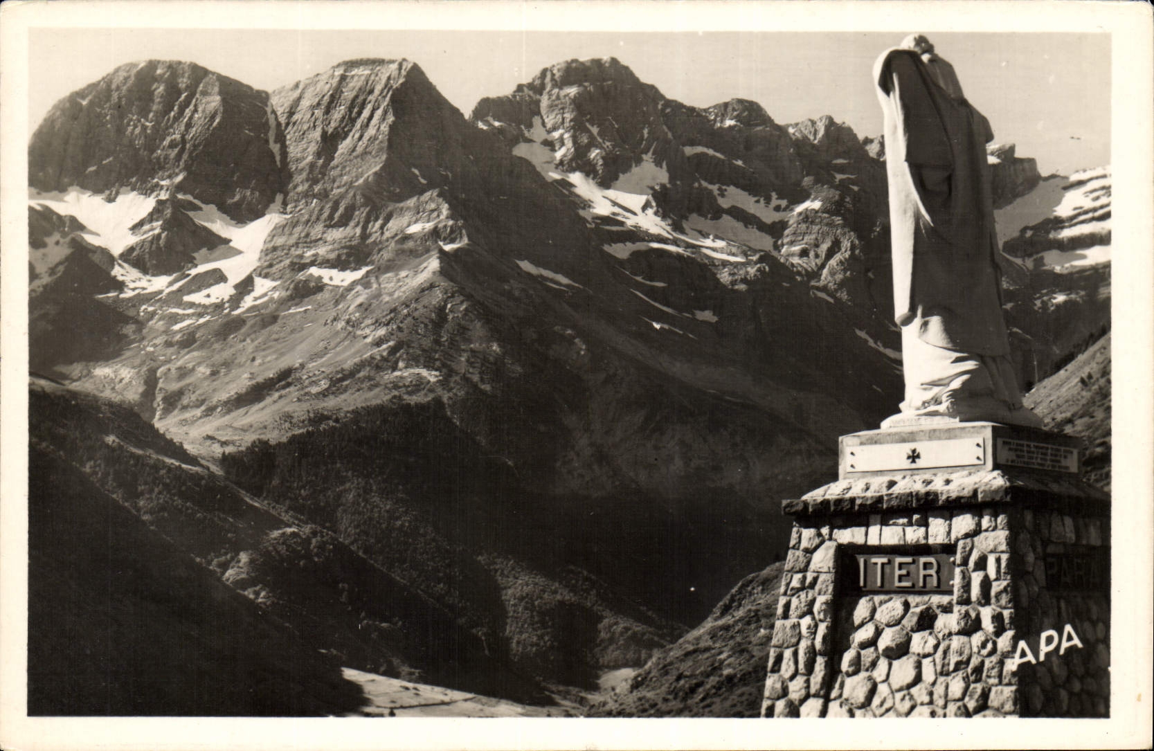CPA Les Pyrenees Illustrees Gavarnie les Astouzou et le Cirque 
