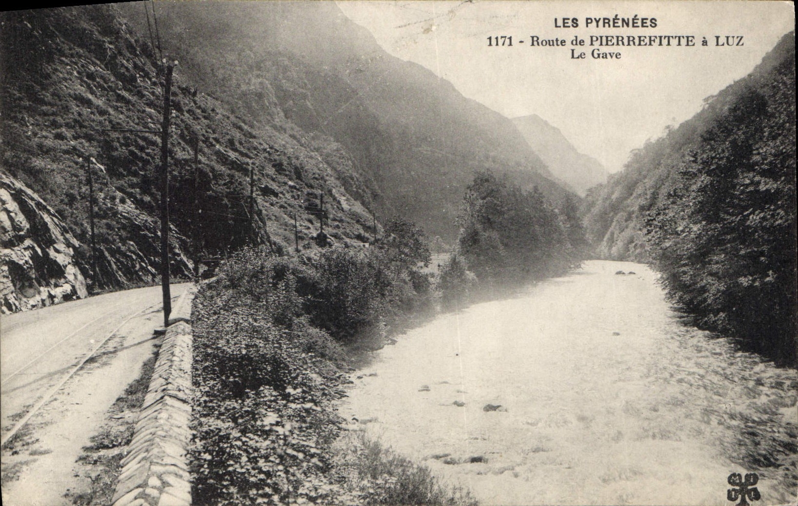 CPA Les Pyrenees Route de Pierrefitte a Luz le Gave 
