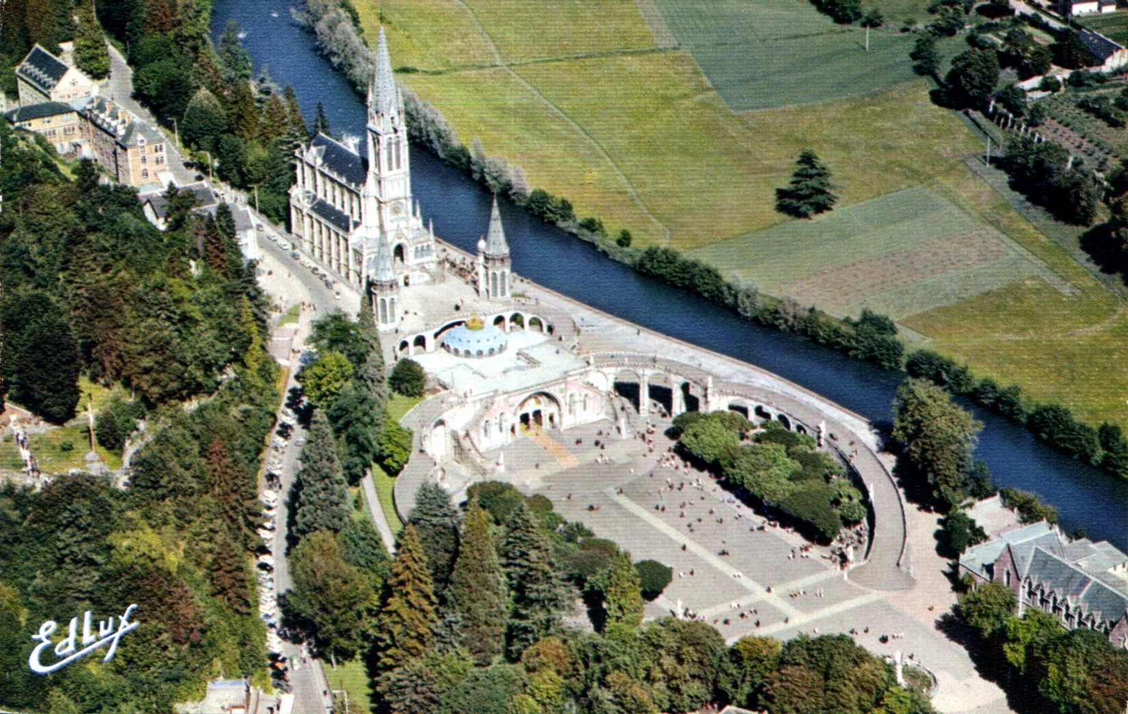 CPA Lourdes vue aerienne sur la Basilique et le Gave 