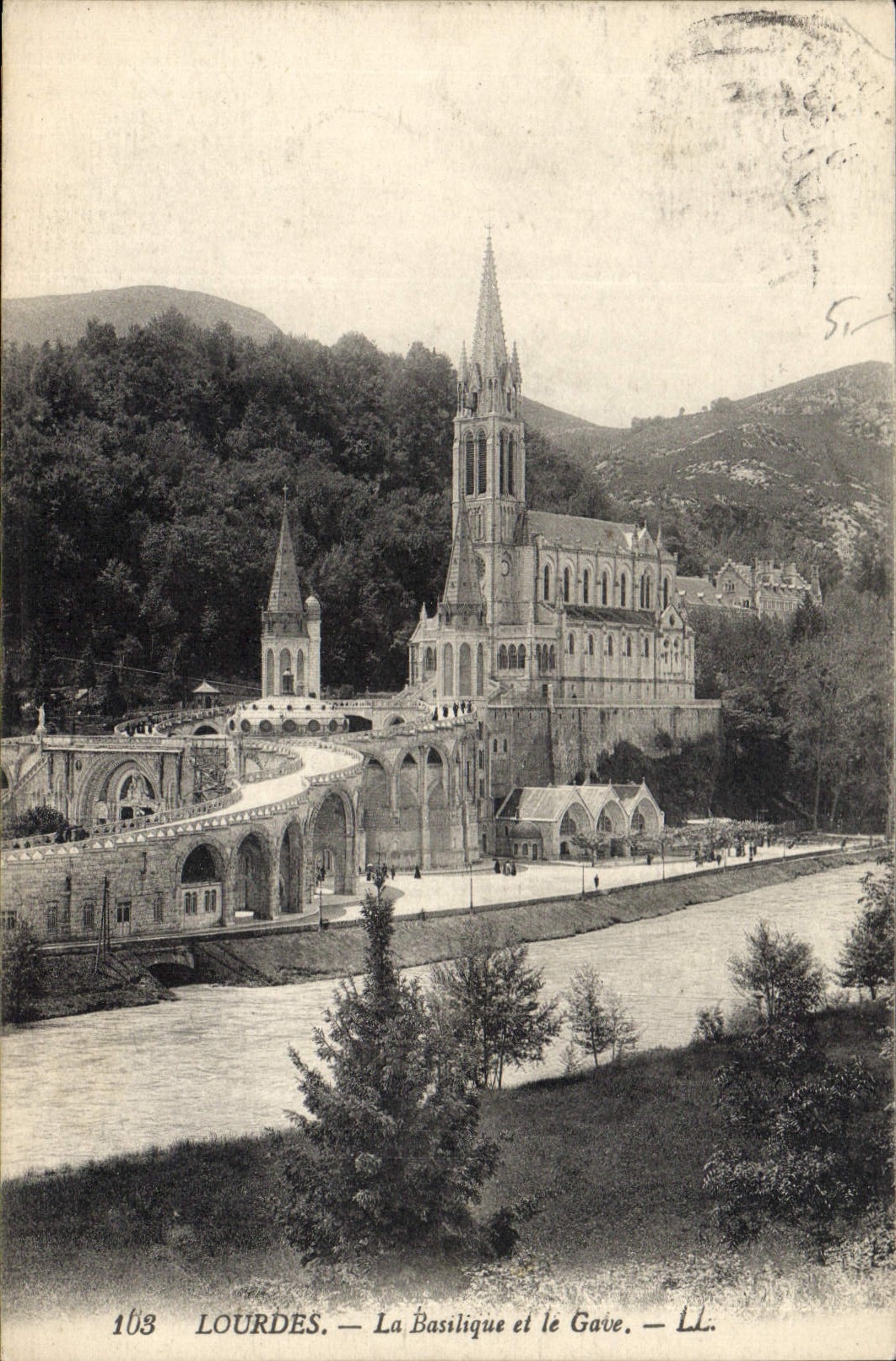 CPA Lourdes la Basilique et le Gave 