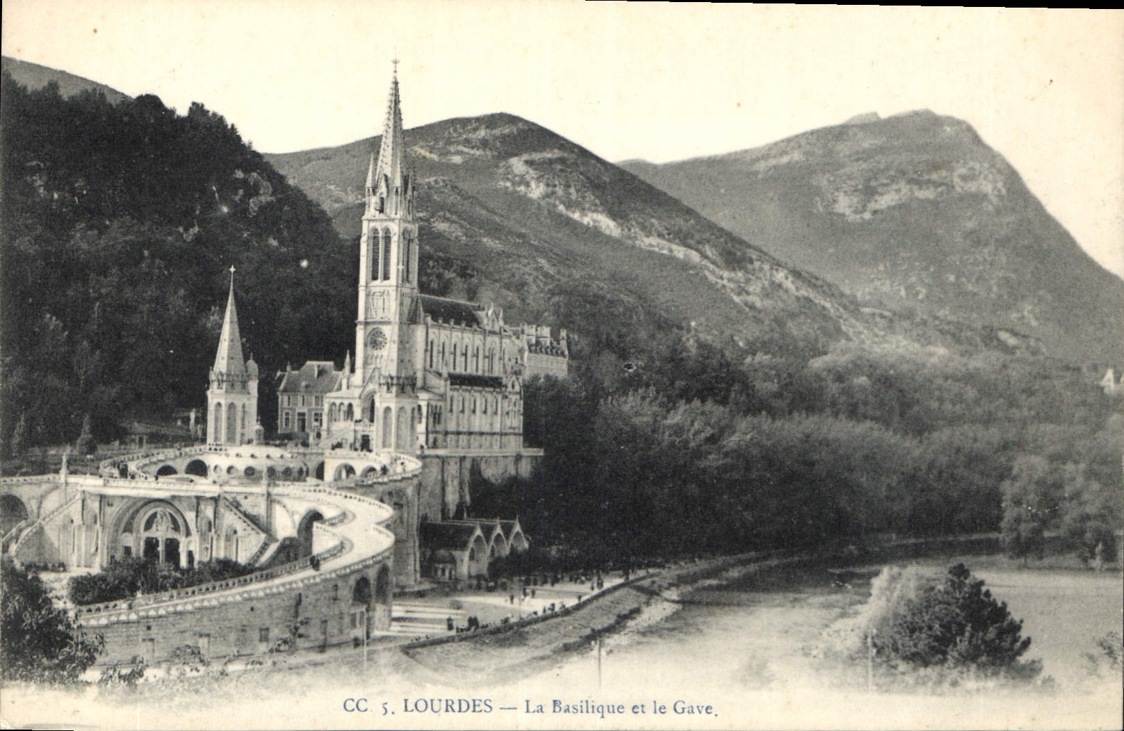 CPA Lourdes la Basilique et le Gave 