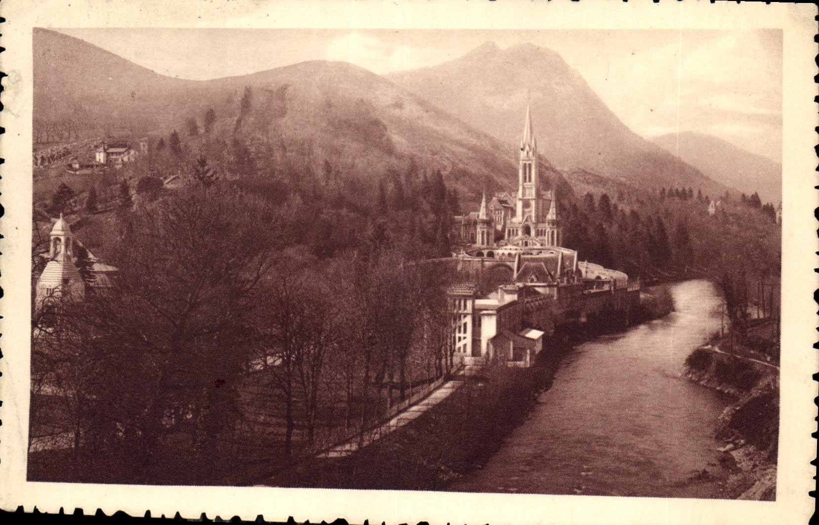 CPA Lourdes la Basilique et le Monument interallie 