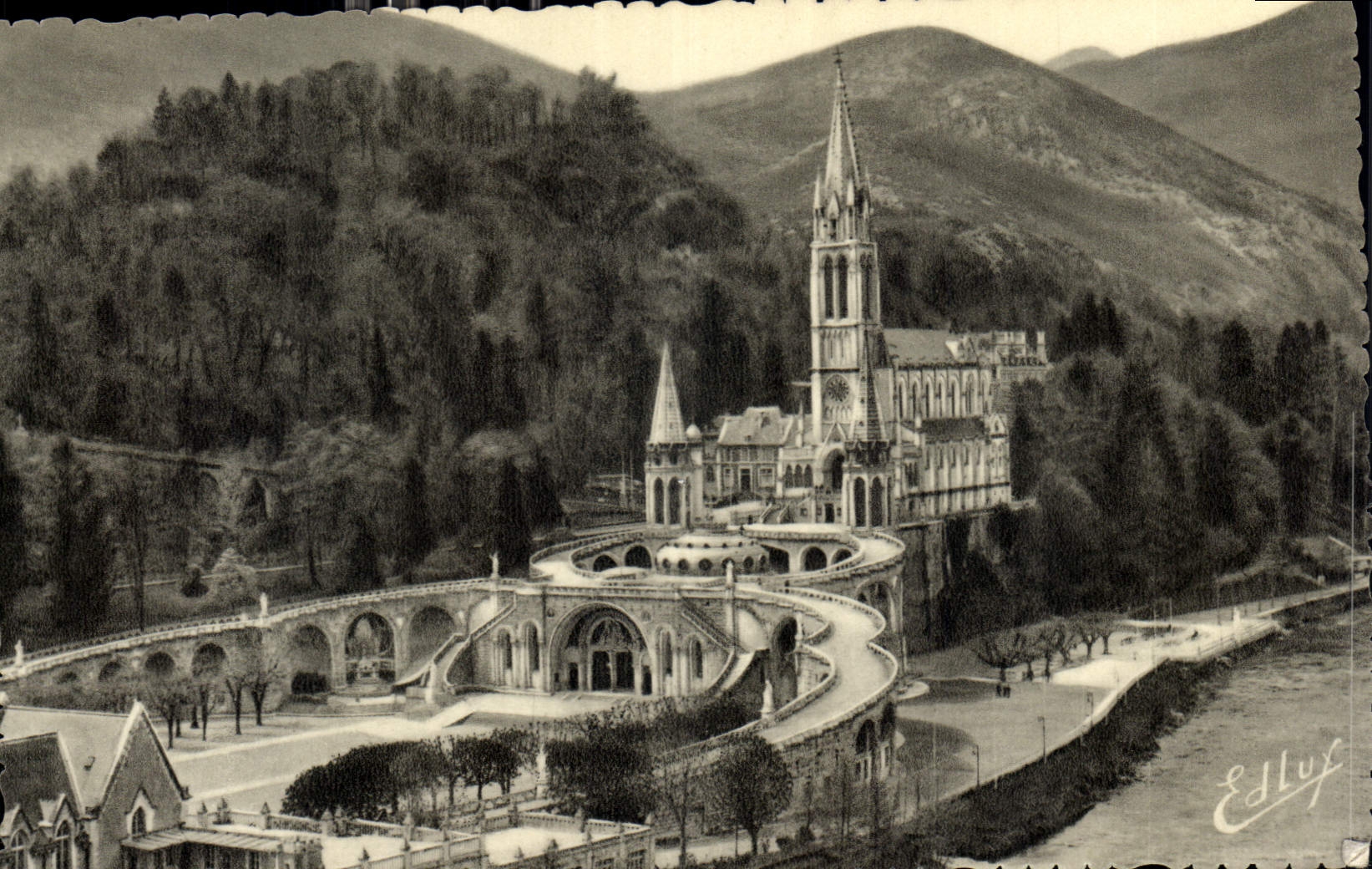 CPA Lourdes vue d'ensemble sur la Basilique 