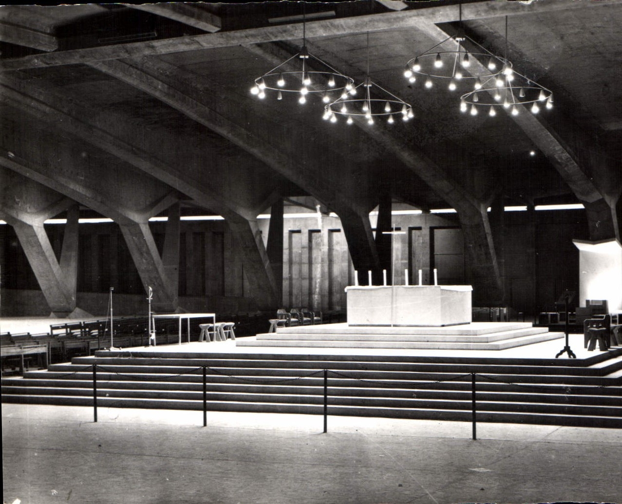 CPA Pelerinage National a Lourdes Maitre Autel de la Basilique Souterraine