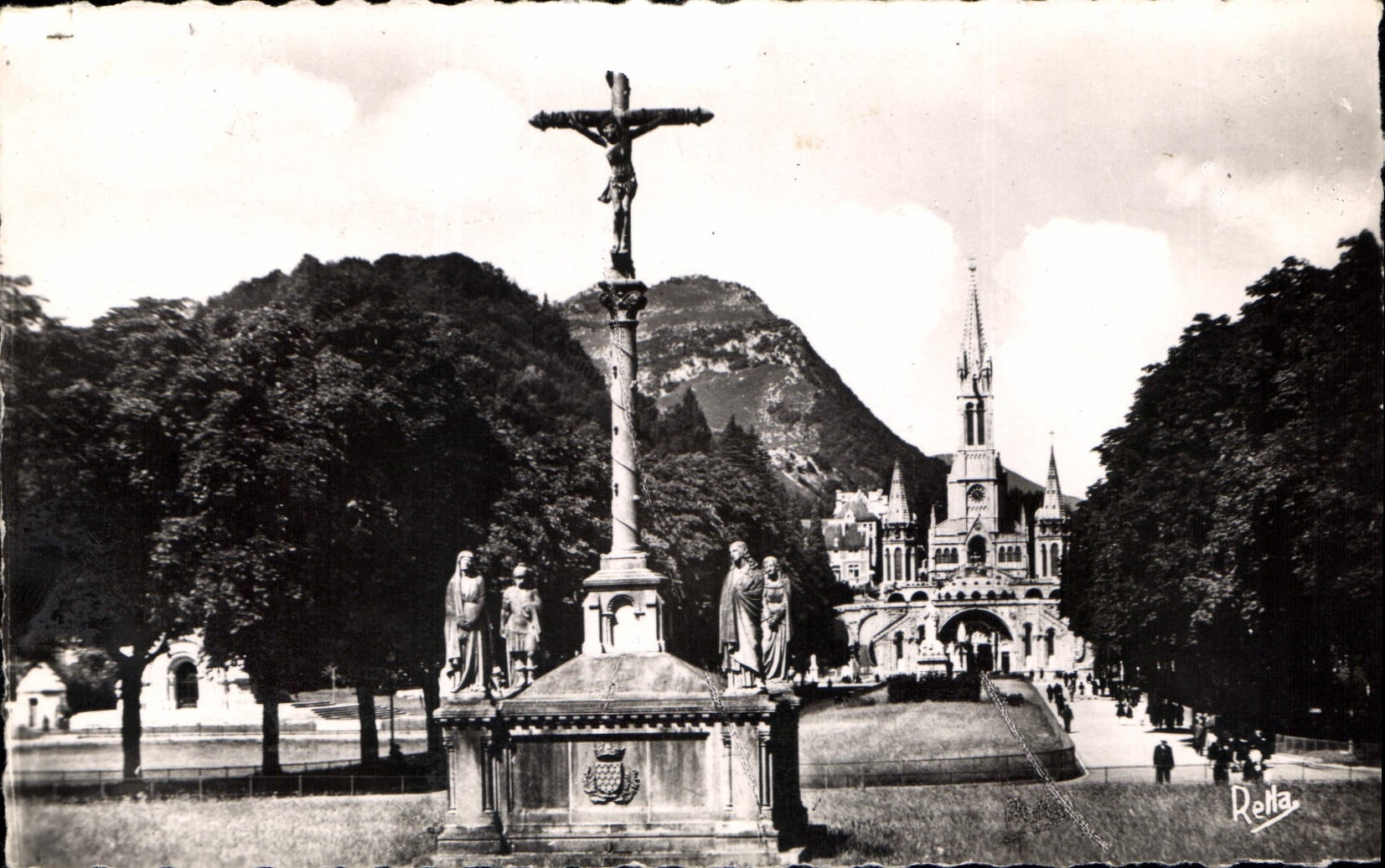 CPA Lourdes Hautes Pyrenees la croix des Bretons et la Basilique 