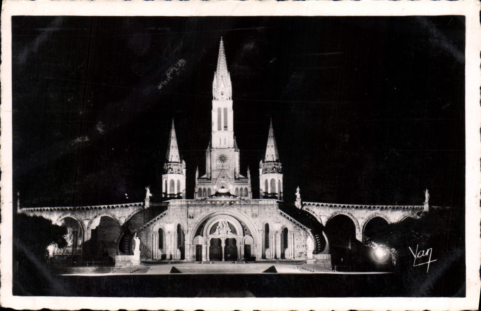 CPA Lourdes la Basilique Illuminee 
