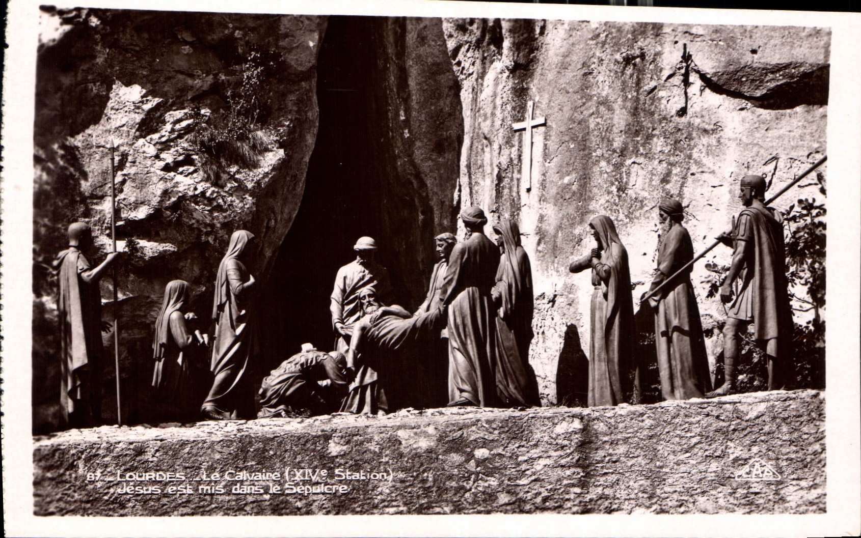 CPA Lourdes le Calvaire XIV station Jesus est mis dans le Sepulcre 