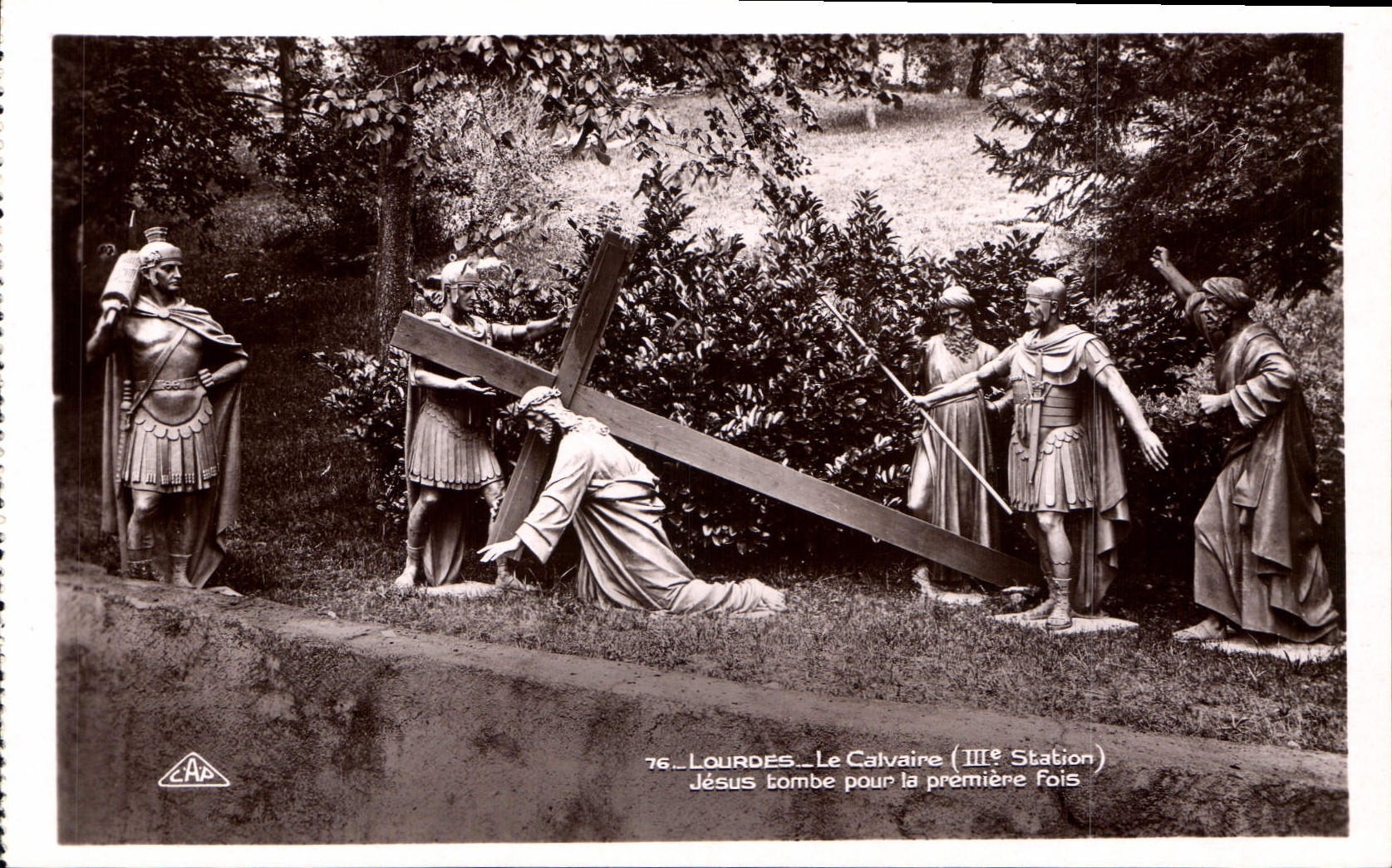 CPA Lourdes le Calvaire III station Jesus Tombe pour la premiere fois 