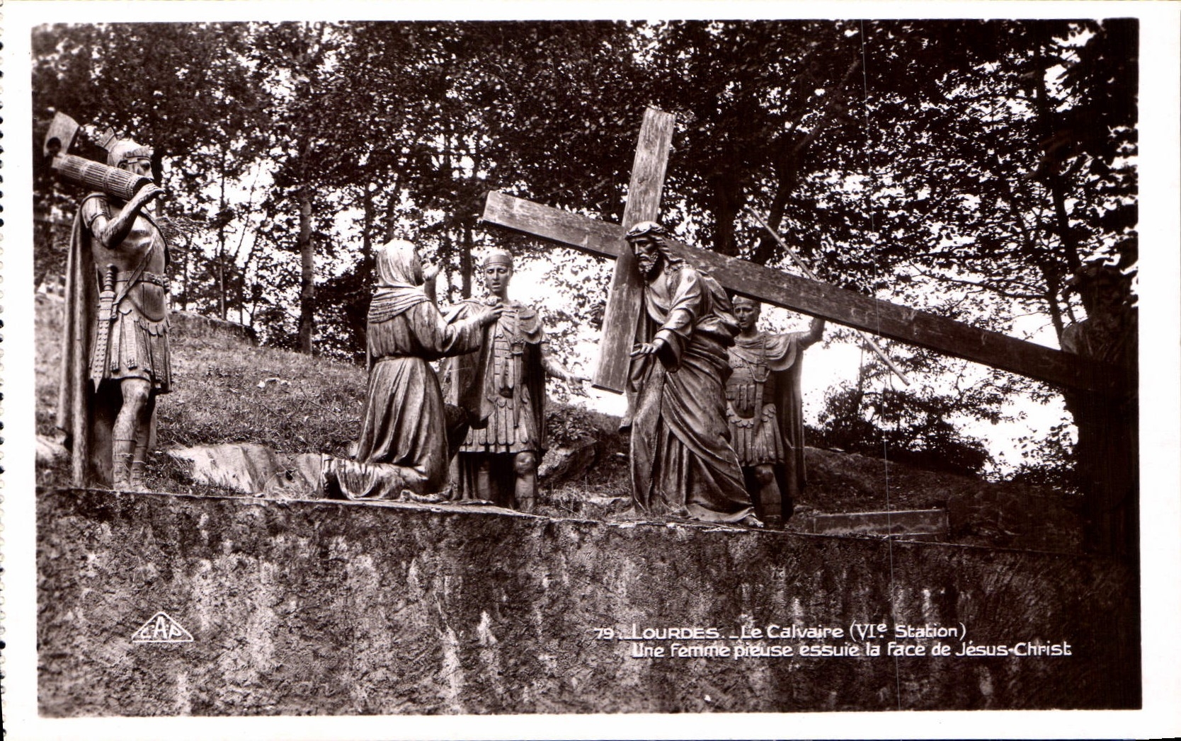 CPA Lourdes le Calvaire VI station une femmme pieuse essuis la Face de Jusus Christ 