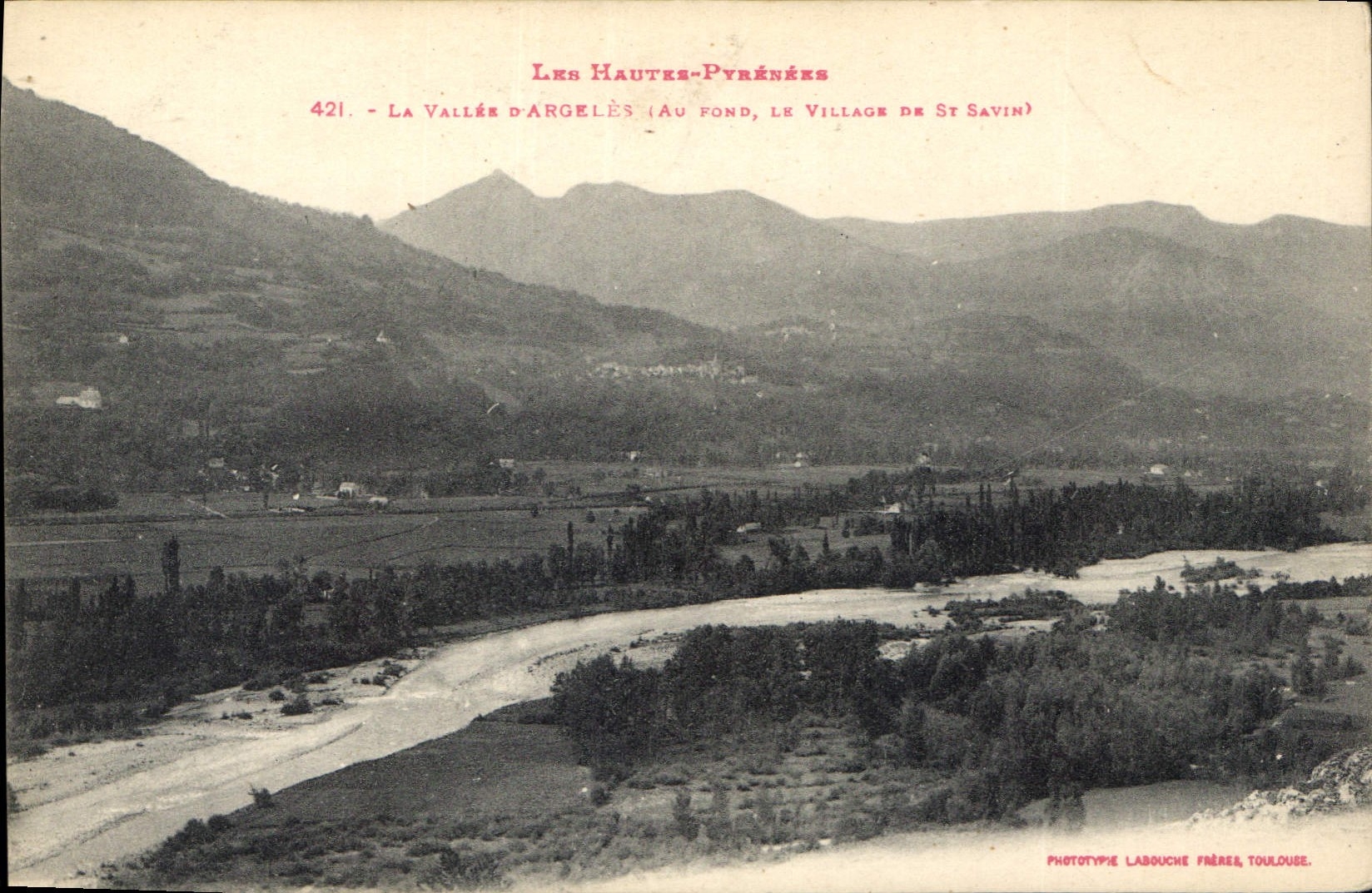 CPA Les Hautes Pyrenees la Vallee d'Argeles au fond le Viollage de St Savin 