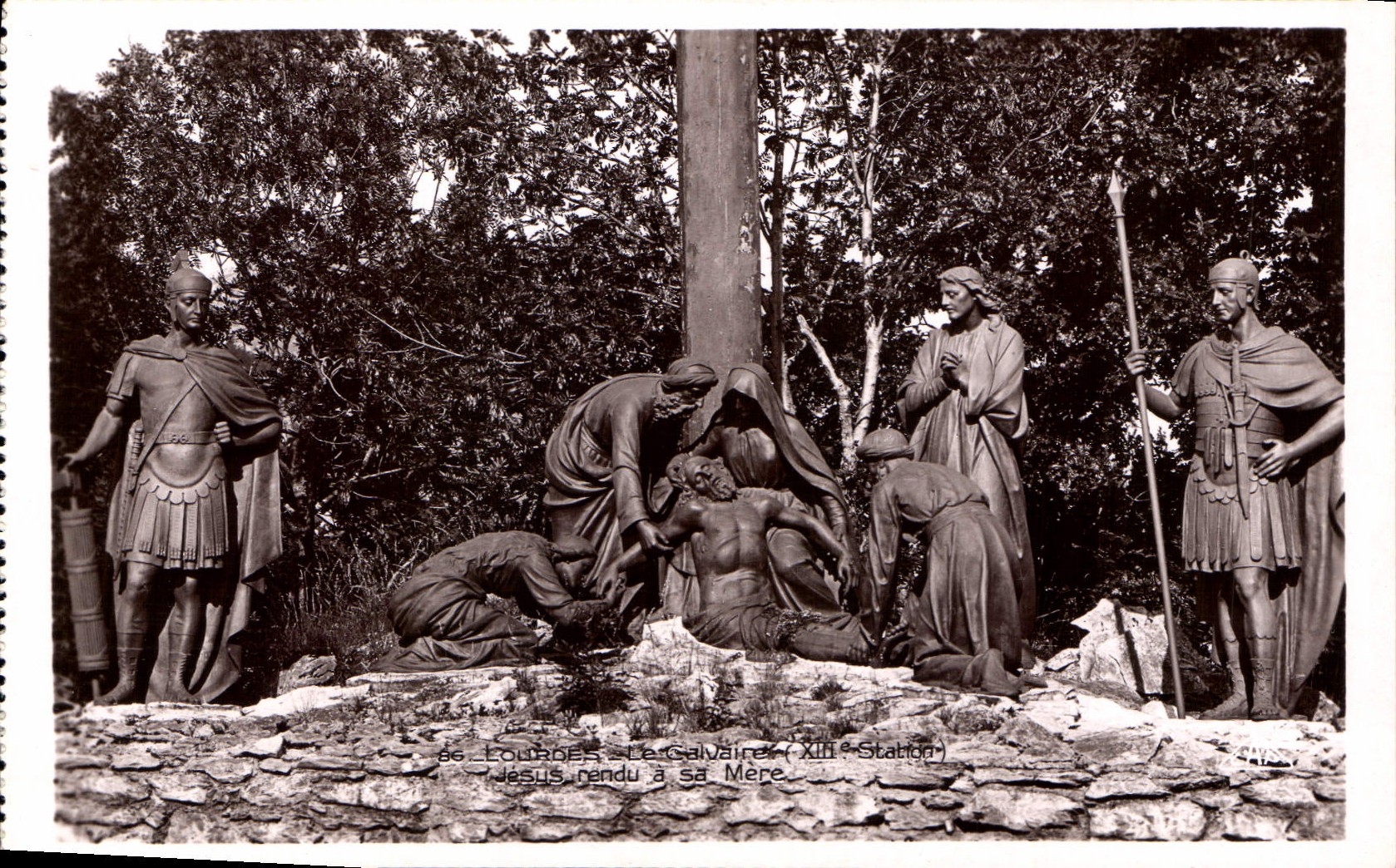 CPA Lourdes le Calvaire XII station Jesus rendu a sa Mere 
