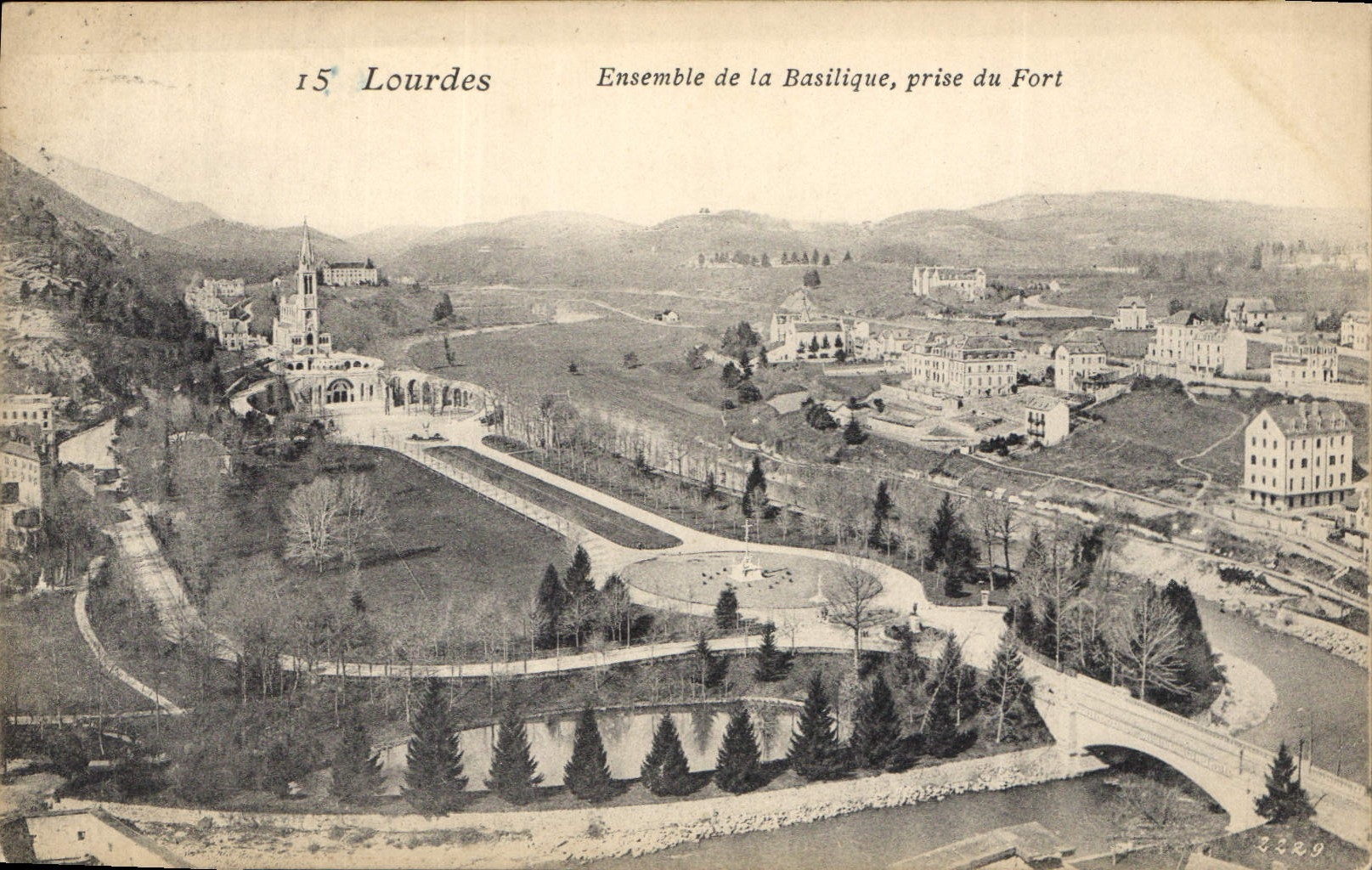 CPA Lourdes Ensemble de la Basilique prise du Fort 