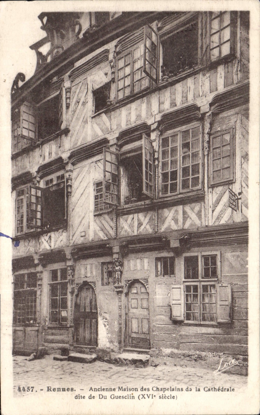 CPA Rennes Ancienne Maison des Chapelains de la Cathedrale dite de Du Guesclli XVI siecle