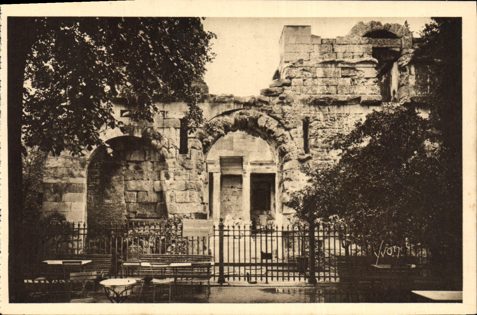 CPA Nimes Gard jardin de la Fontaine le Temple de Diane