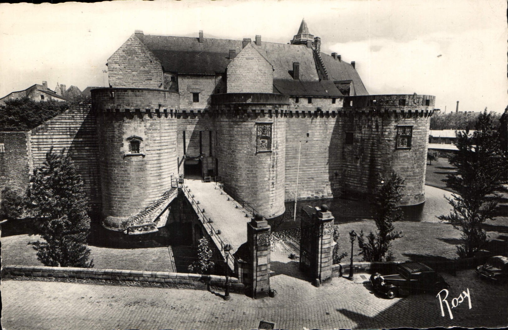 CPA Nantes Chateau des Ducs de Bretagne XV S Cote de l'entree 