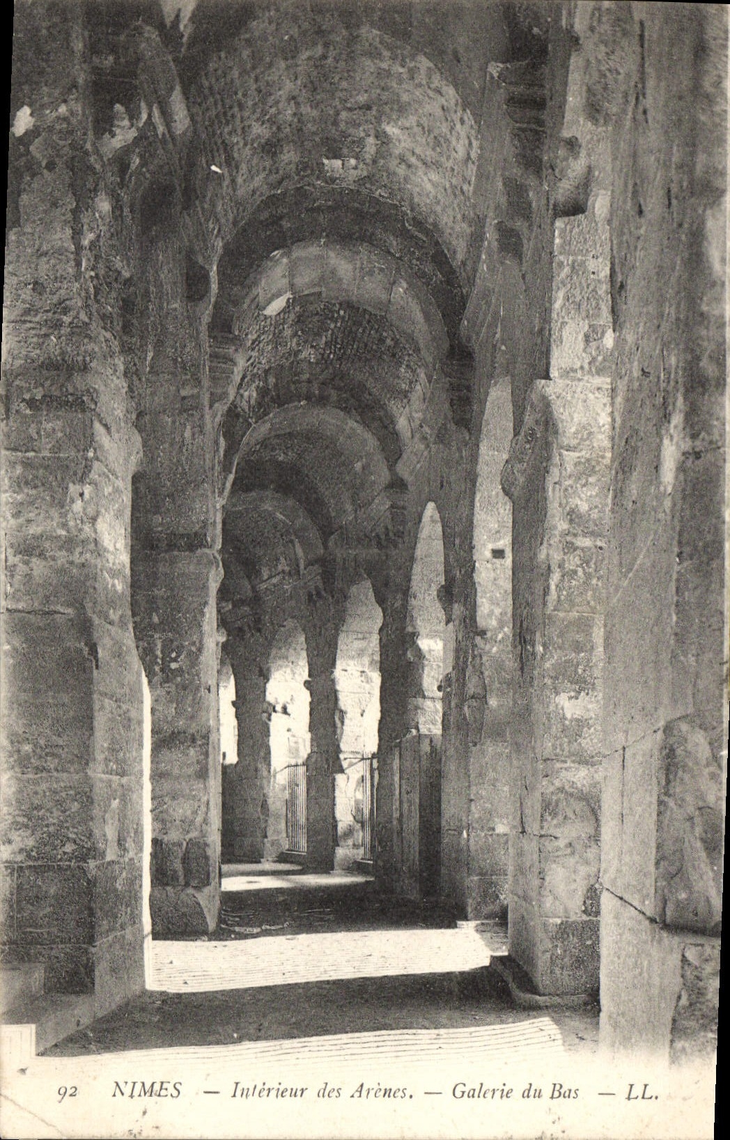 CPA Nimes Interieur des Arenes Galeries du Bas 