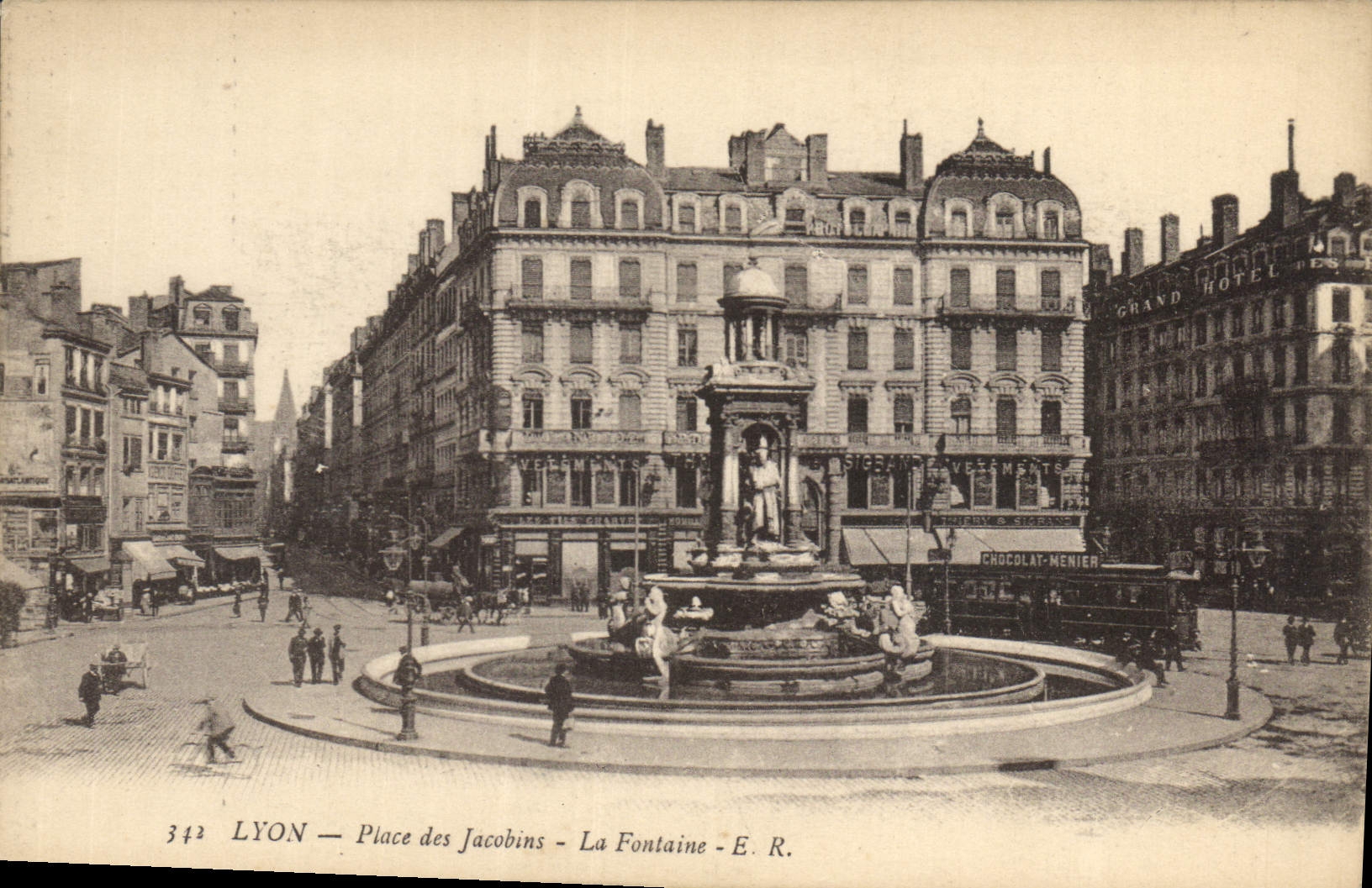 CPA Lyon Place des Jacobins la Fontaine Tramway