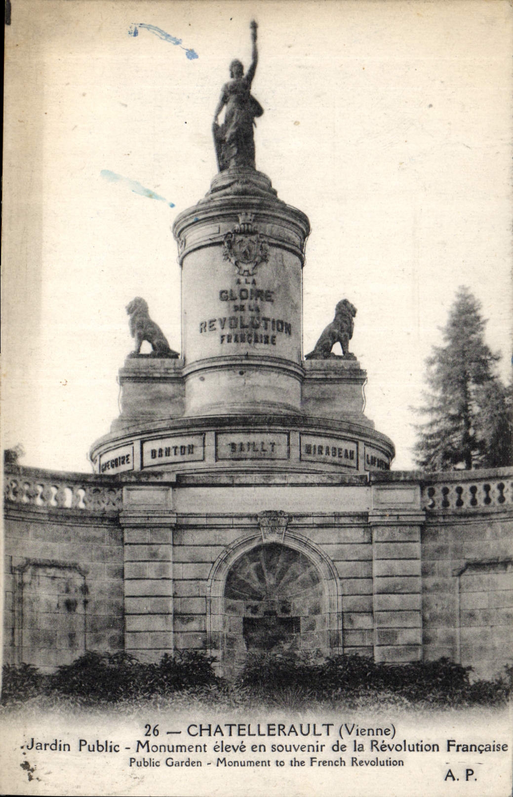CPA Chatellerault Vienne Jardin Public Monument eleve en souvenir de la Revolution Francaise 