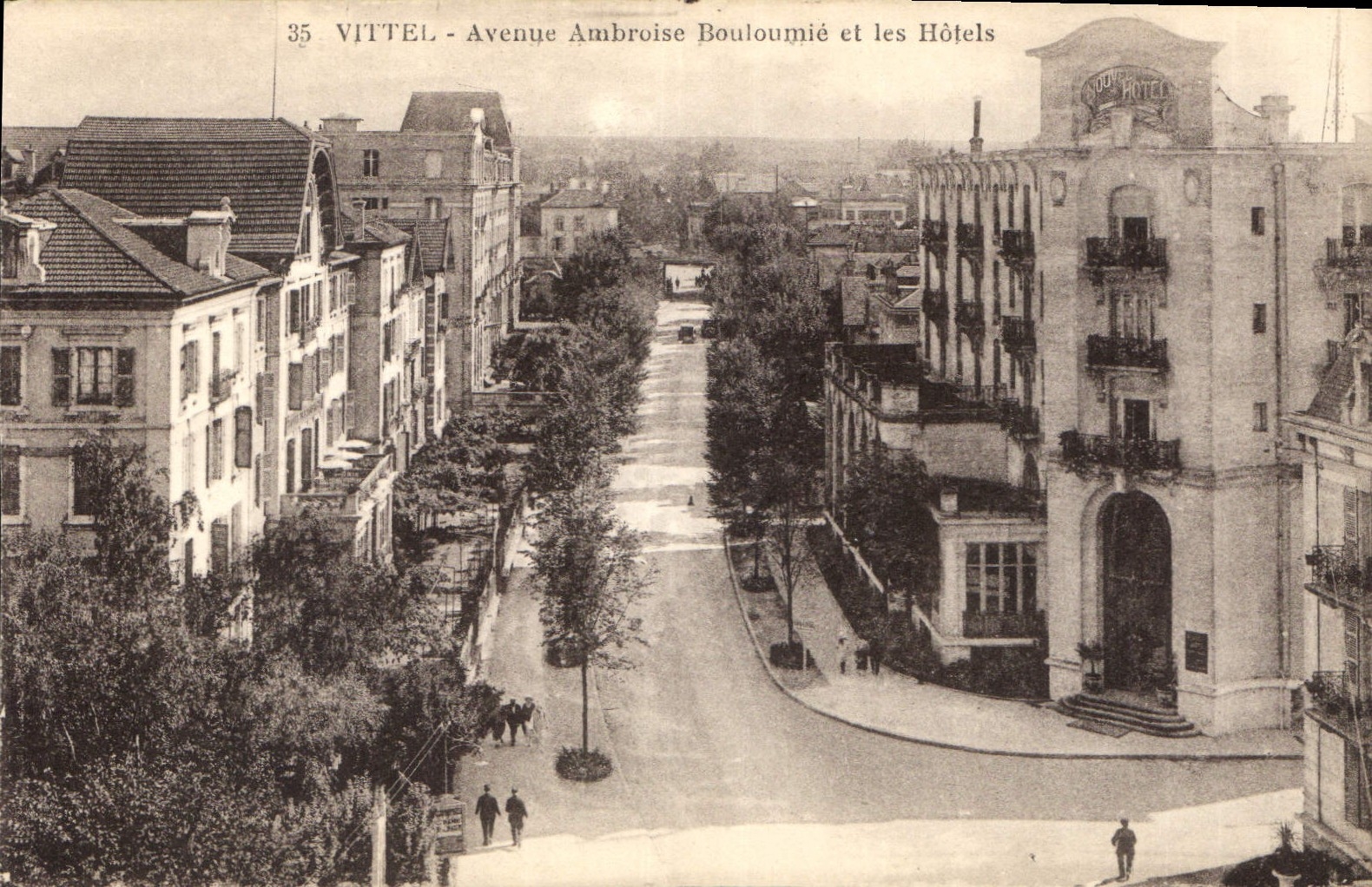 CPA Vittel Avenue Ambroise Bouloumie et les Hotels 