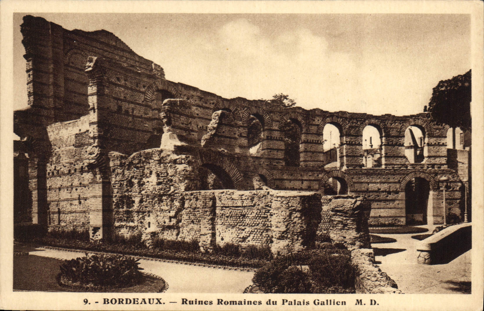 CPA Bordeaux ruines Romaines du Palais Gallien 