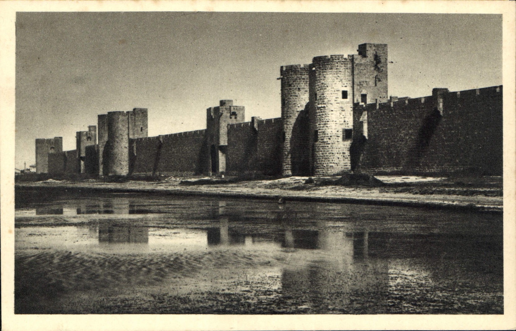 CPA Aigues Mortes Gard les Remparts Porte de la Marine 