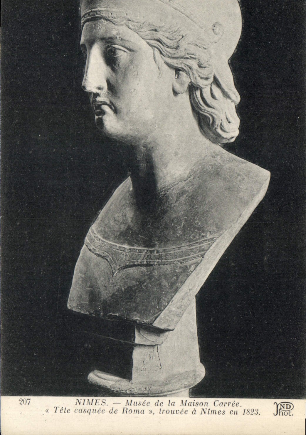 CPA Nimes Musee de la Maison Carree Tele casquee de Roma trouvee a Nimes en 1823 