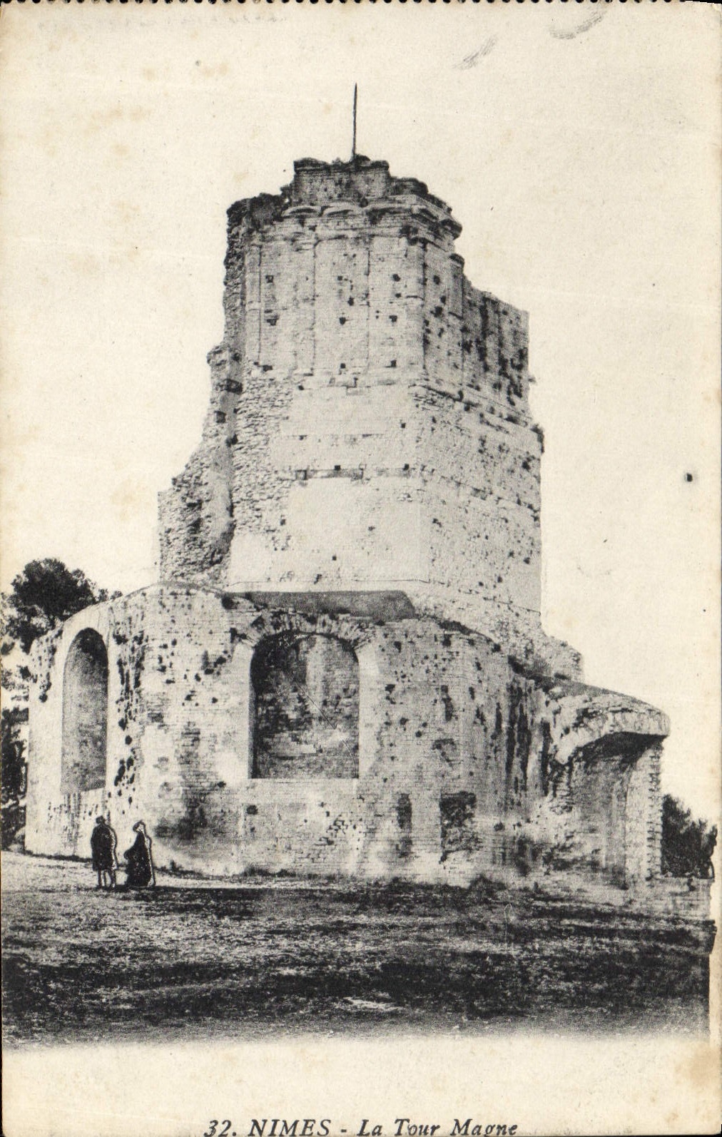 CPA Nimes la Tour Magne 
