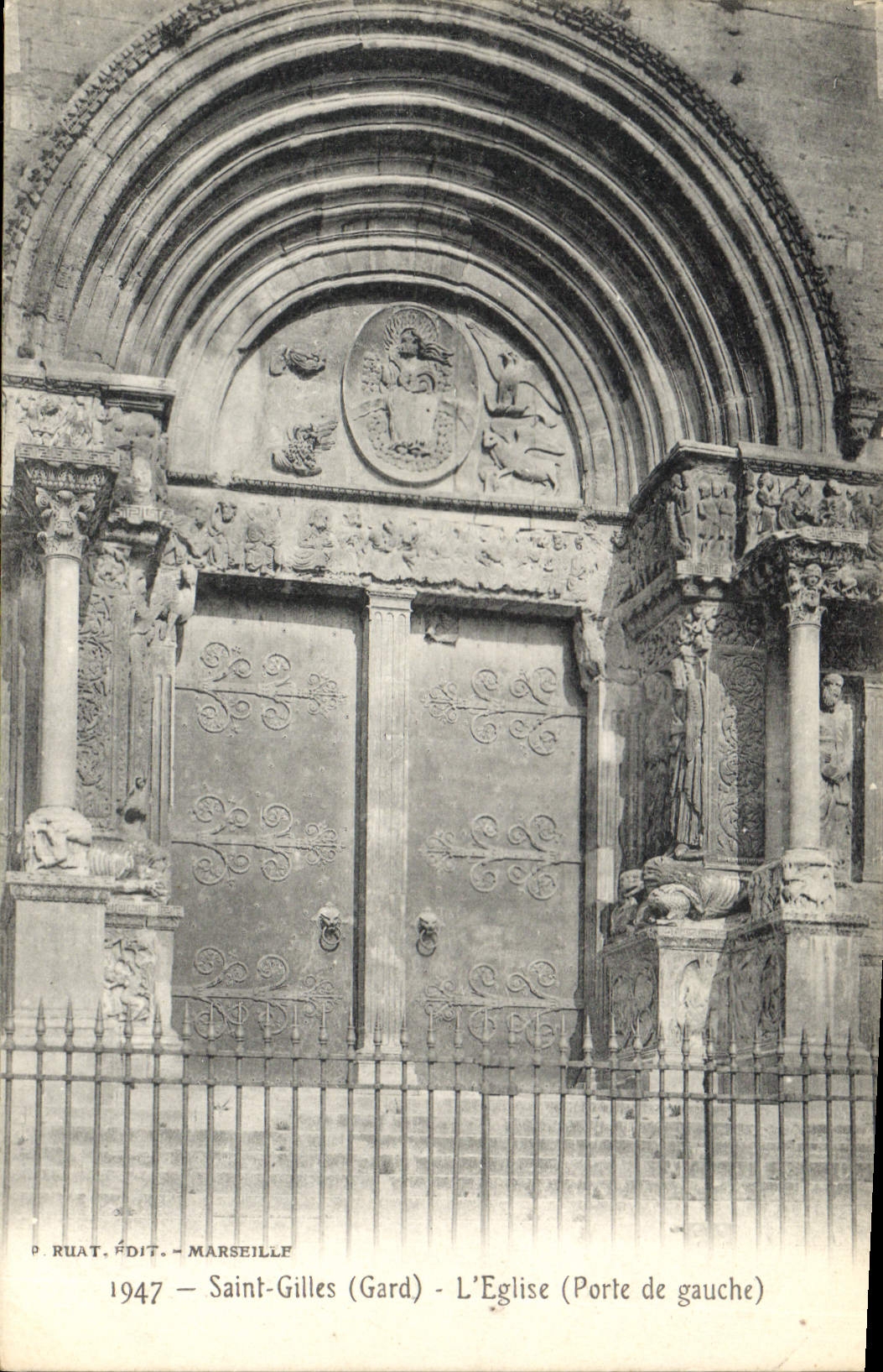 CPA Saint Gilles Gard l'eglise Porte de Gauche