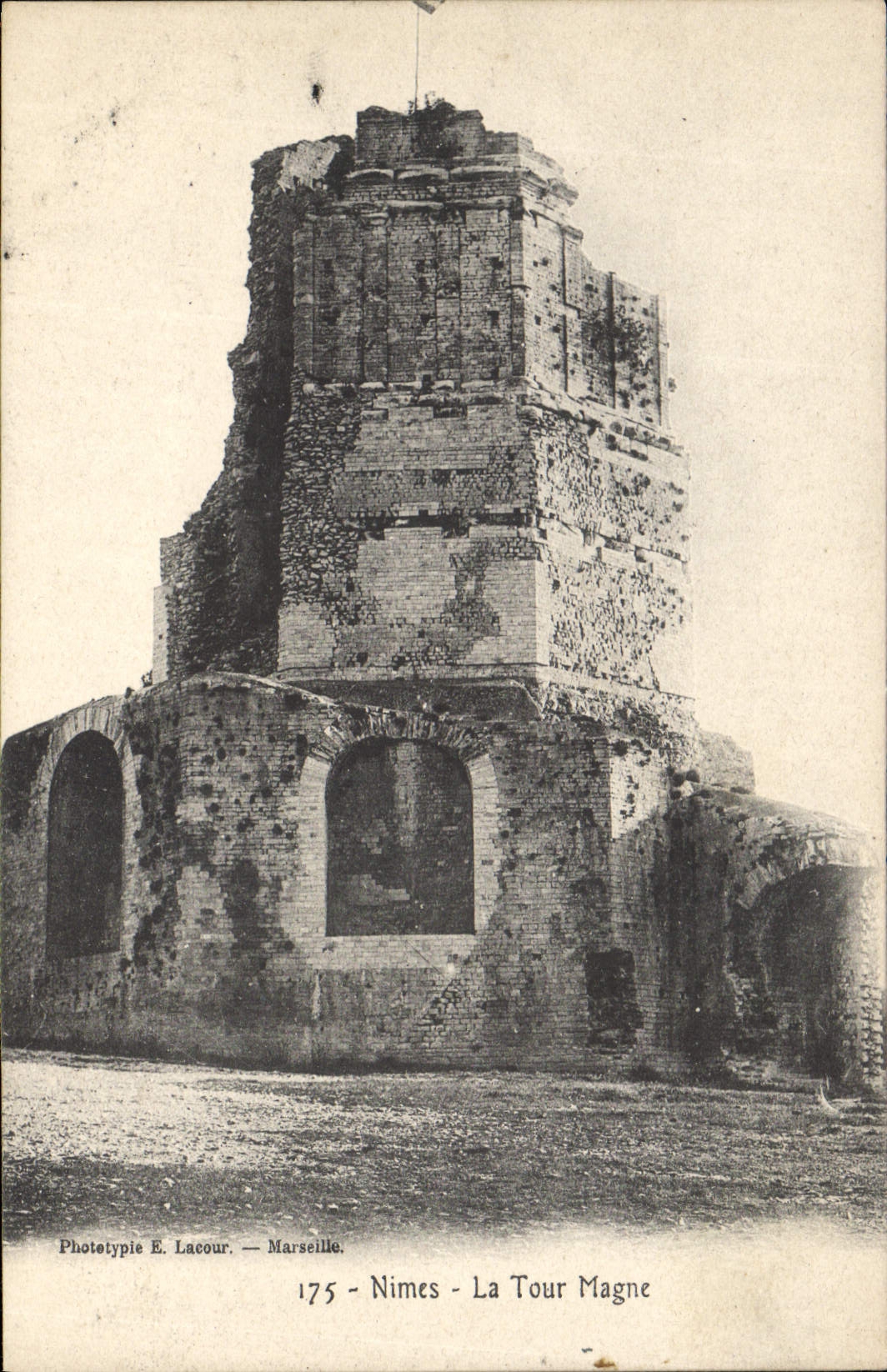 CPA Nimes la Tour Magne 